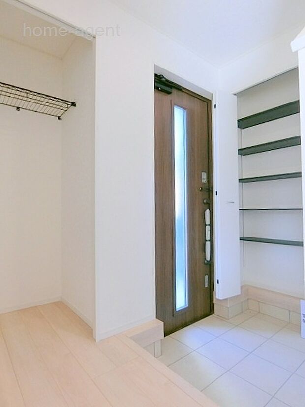 収納豊富な玄関です。