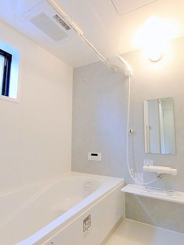 広々とした浴室。浴室乾燥暖房機付きで快適です。