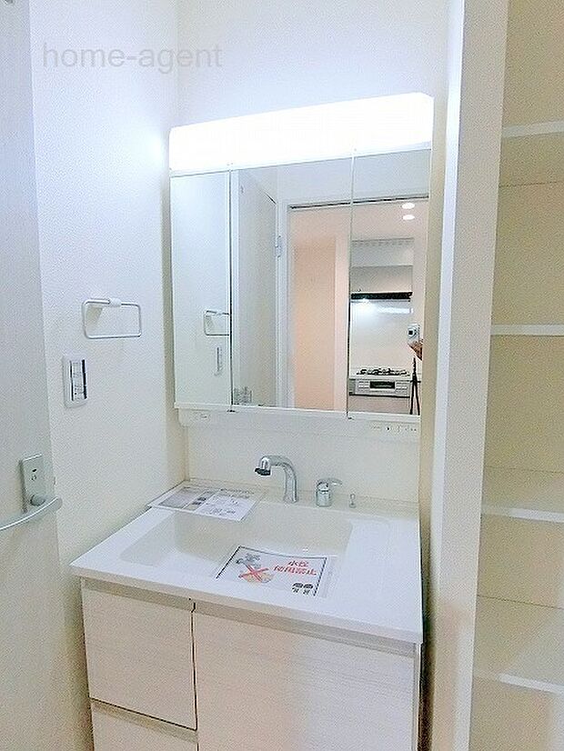 三面鏡の洗面台