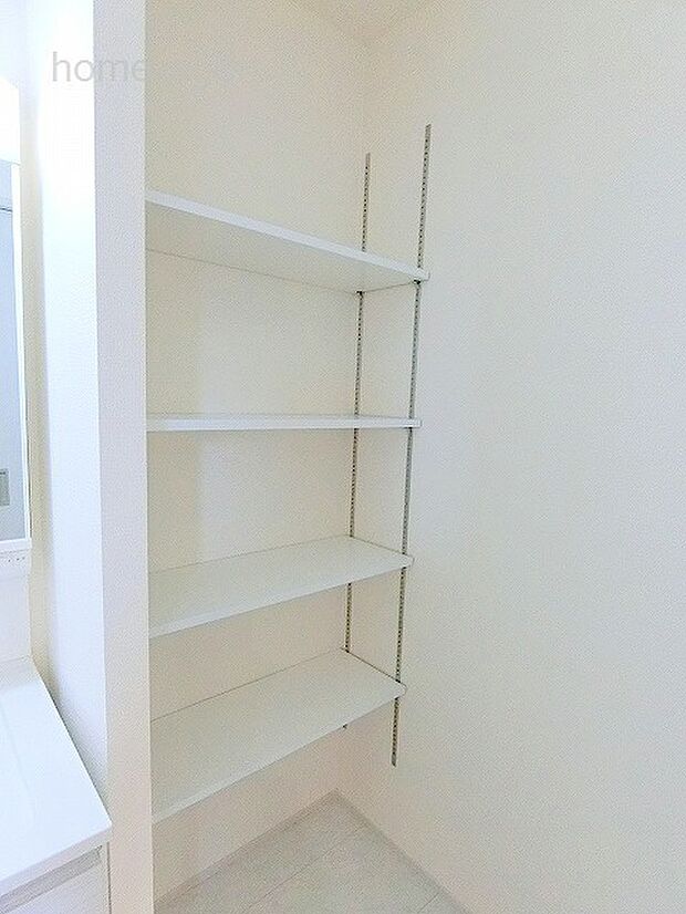 洗面台の横には便利なシェルフ棚がございます。