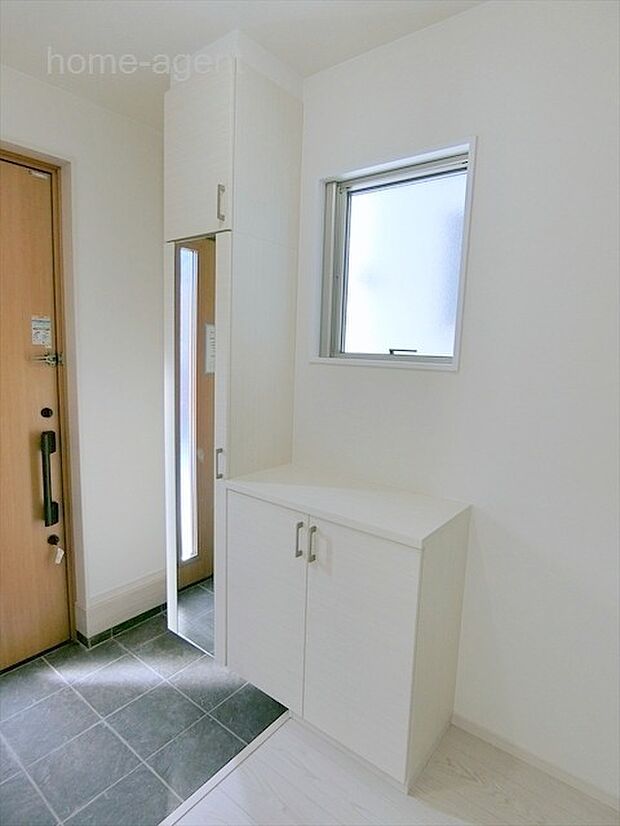 姿見付きの玄関収納です。