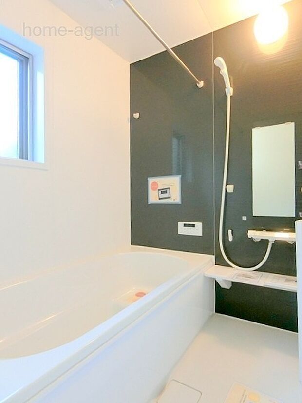 広々とした浴室。浴室暖房乾燥機付きで快適です。