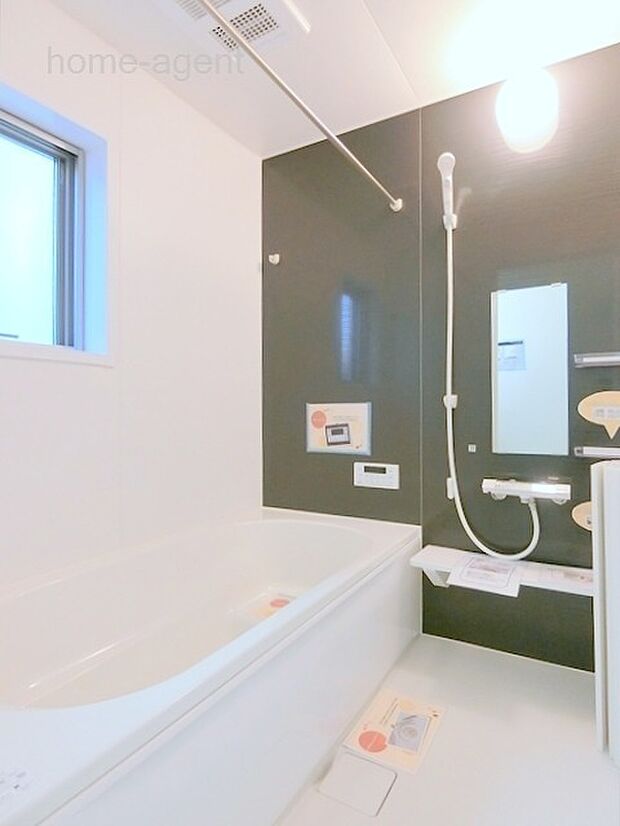 広々とした浴室。職質乾燥暖房機付きで快適です。