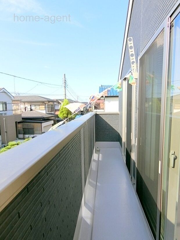 南西向きで日当りの良いバルコニーです。