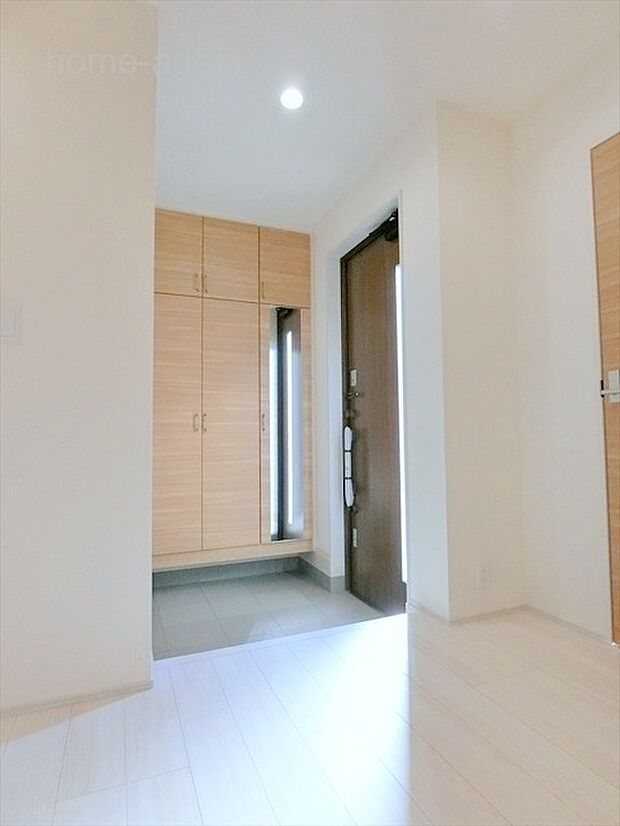 スマートに開閉できる電子キーを採用しております。