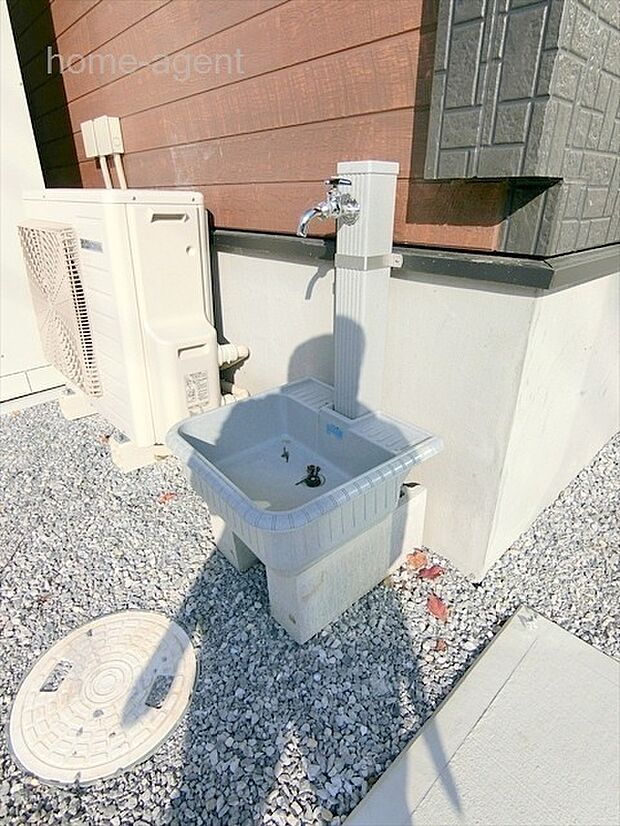 洗車に便利な外水栓ございます。