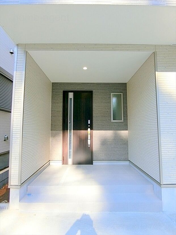 ゆとりある玄関ポーチです。