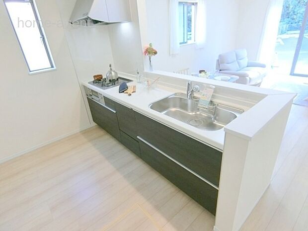 人気の対面キッチン。リビングを見渡し易い仕様で会話も弾みますね。