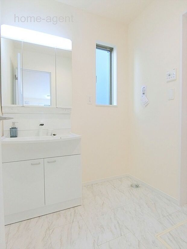 使い勝手の良い三面鏡の洗面台です。