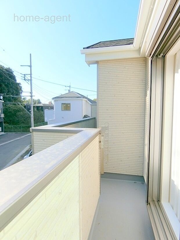 南向きで日当りの良いバルコニー。