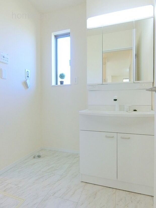 使い勝手の良い三面鏡の洗面台です。