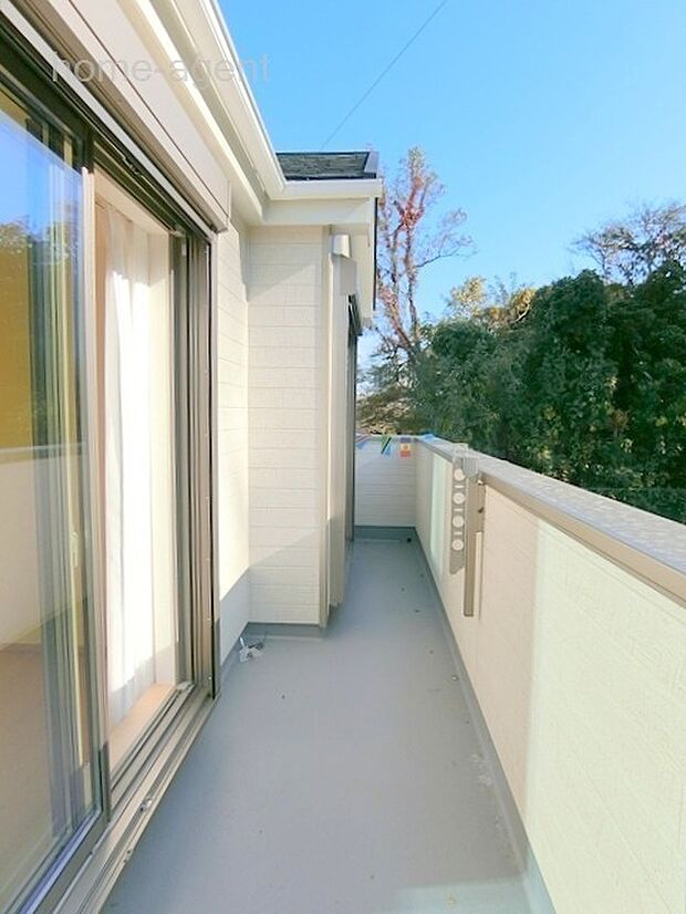 南向きで日当りの良いバルコニーです。