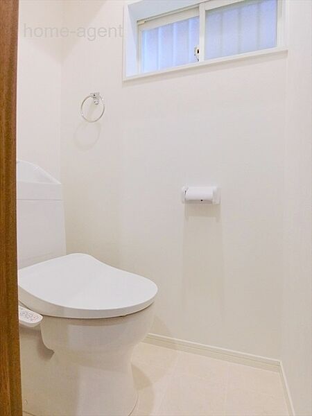 新規交換済みで綺麗なトイレです。