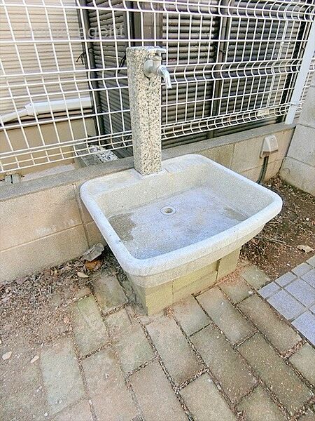 洗車やガーデニングに便利な外水道ございます。