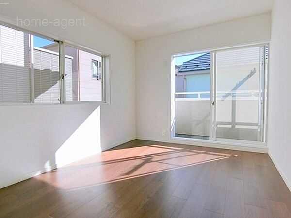 南向き6帖洋室で日当り良好です。