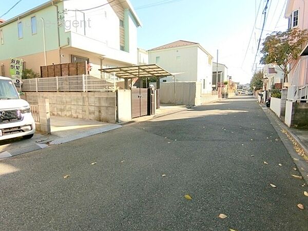 前面ゆったり6ｍ道路で駐車もラクラクです。
