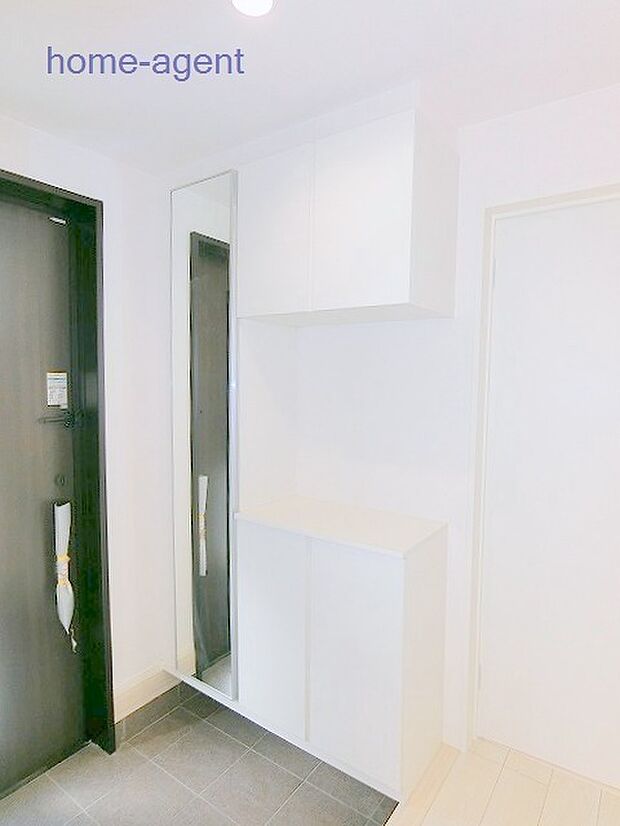 姿見付きの玄関収納で使い勝手が良いですね。