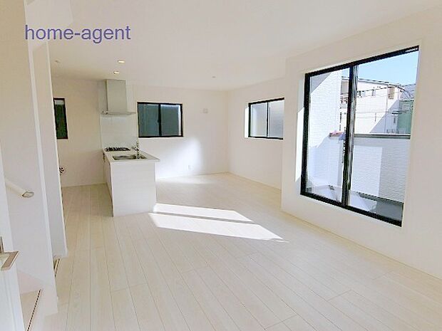 19.4帖LDKで広々スペース。南東・南西角地につき日当り風通し良好です。