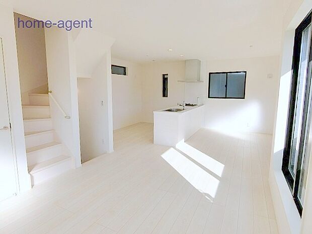 19.4帖LDKで広々スペース。南東・南西角地につき日当り風通し良好です。