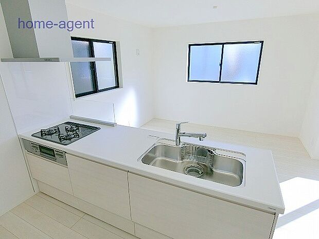 人気の対面キッチン。リビングを見渡し易い仕様で会話が弾みますね。