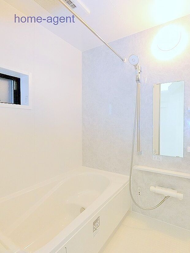 広々とした浴室。浴室乾燥暖房機付きで快適です。