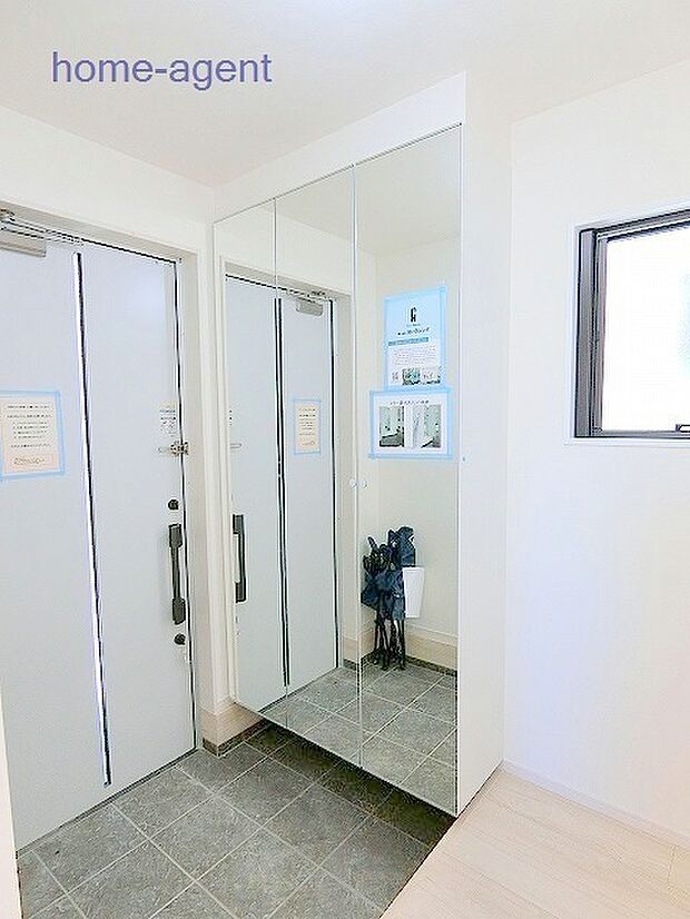 大型な姿見付き玄関収納です。