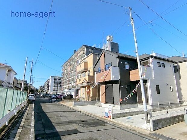 前面ゆったり5.8ｍ道路で駐車もラクラクです。（敷地内電柱は撤去予定となります）