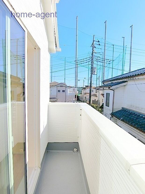 南向きで日当りの良いバルコニーで洗濯物が良く乾きそうですね。