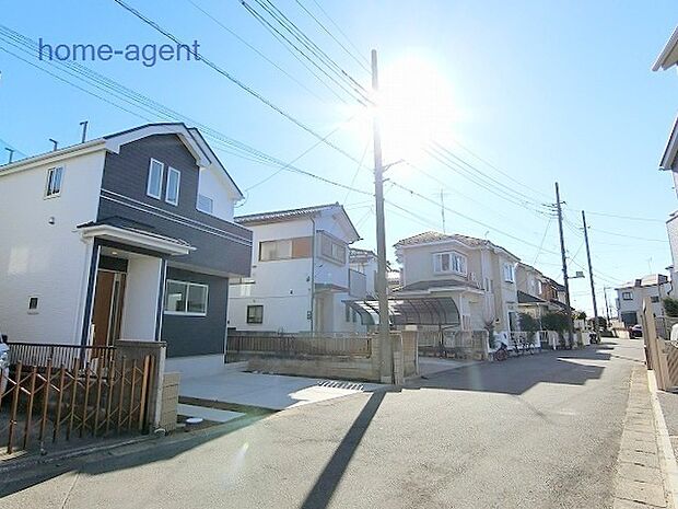 前面ゆったり6m道路で駐車もラクラクです。