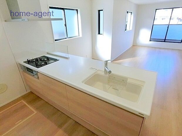 人気の対面キッチン。リビングを見渡し易い仕様で会話が弾みますね。