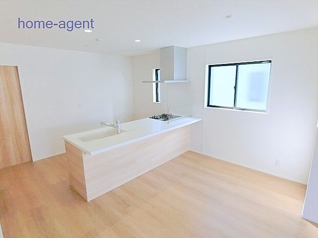 人気の対面キッチン。リビングを見渡し易い仕様で会話が弾みますね。