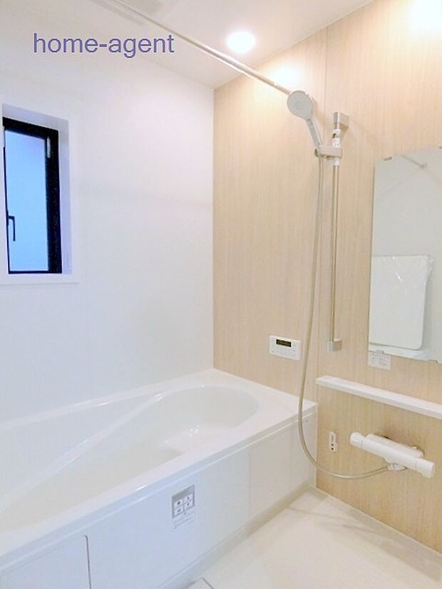 広々とした浴室。浴室乾燥暖房機付きで快適です。