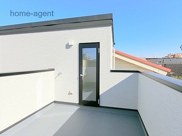 屋上ルーフバルコニーで日当り良好。水栓があるのでお手入れラクラク。夏にはお子様のプールも!