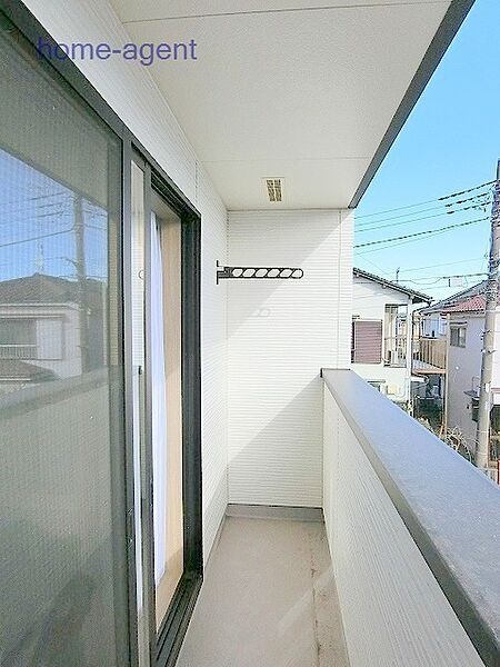 屋根付きバルコニーで急な雨でも安心。南向きで日当り良好です。