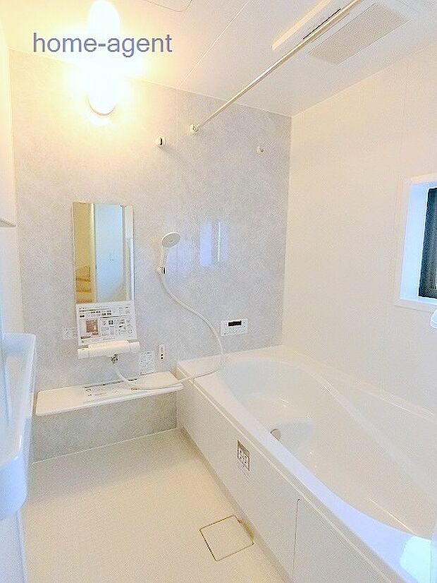 広々とした浴室。浴室乾燥暖房機付きで快適です。