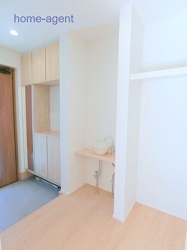 玄関には洗面台があり、すぐに手洗いできて清潔ですね。