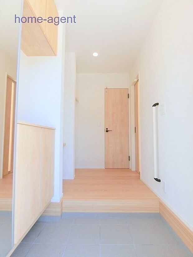 広々とした玄関でお出迎え。