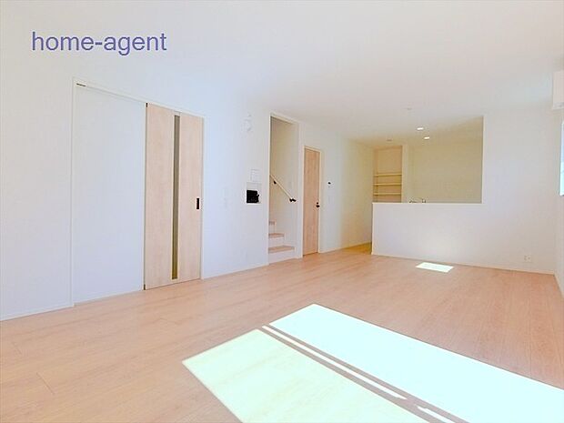 南向きで日当りの良いLDK。19帖で広々しております。