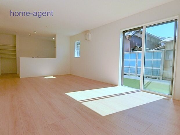 南向きで日当りの良いLDK。19帖で広々しております。