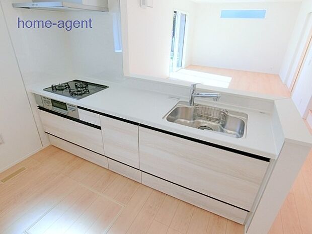 人気の対面キッチン。リビングが見渡し易い仕様で会話も弾みますね。