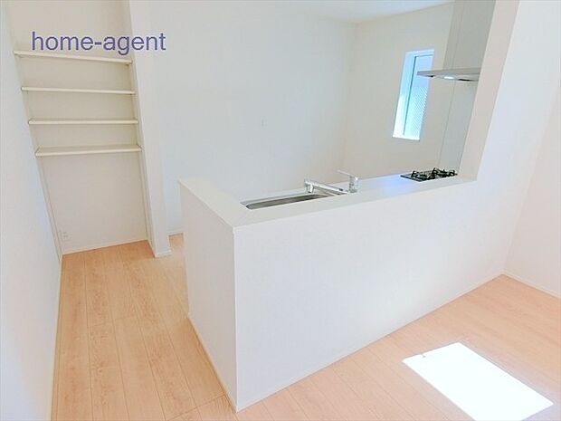 人気の対面キッチン。リビングが見渡し易い仕様で会話も弾みますね。