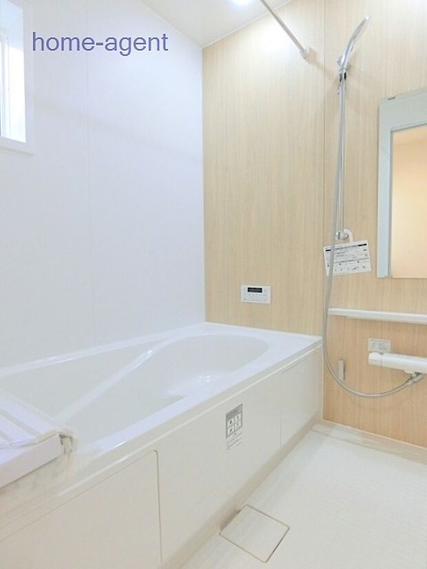 広々とした浴室。浴室乾燥暖房機付きで快適です。