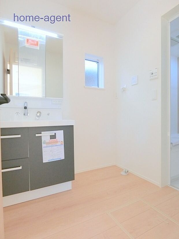 洗面室には床下換気口がございます。