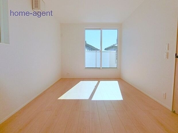 7.5帖の洋室。南向きで日当り良好です。