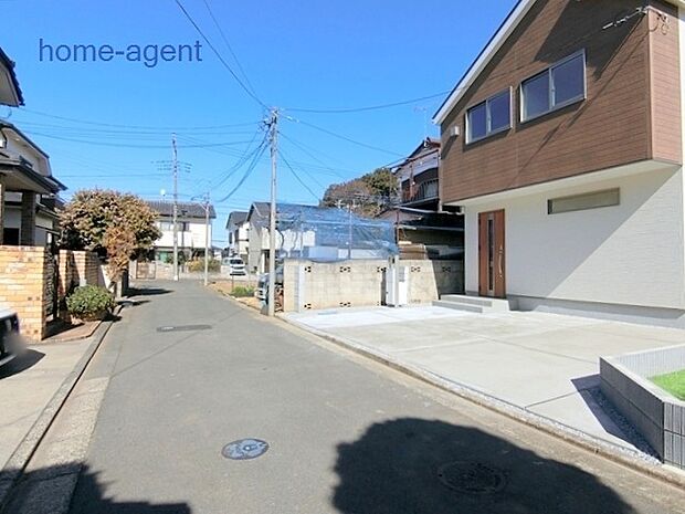 前面4m道路は車通りが無くお子様も安心です。