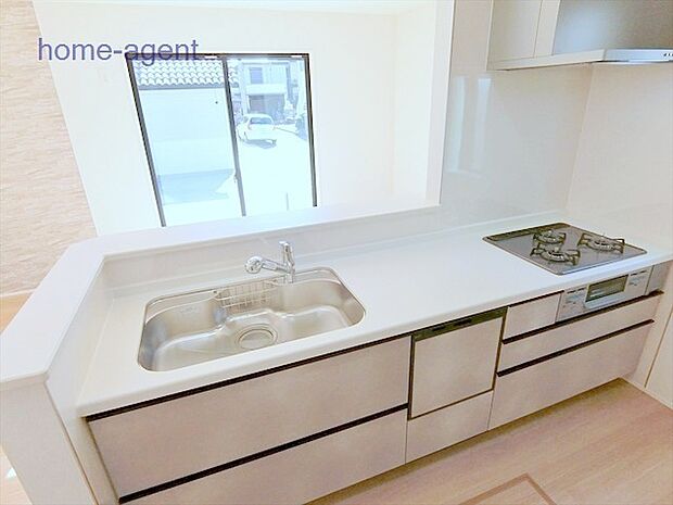 人気の対面キッチン。リビングを見渡し易い仕様で家族の会話も弾みますね。