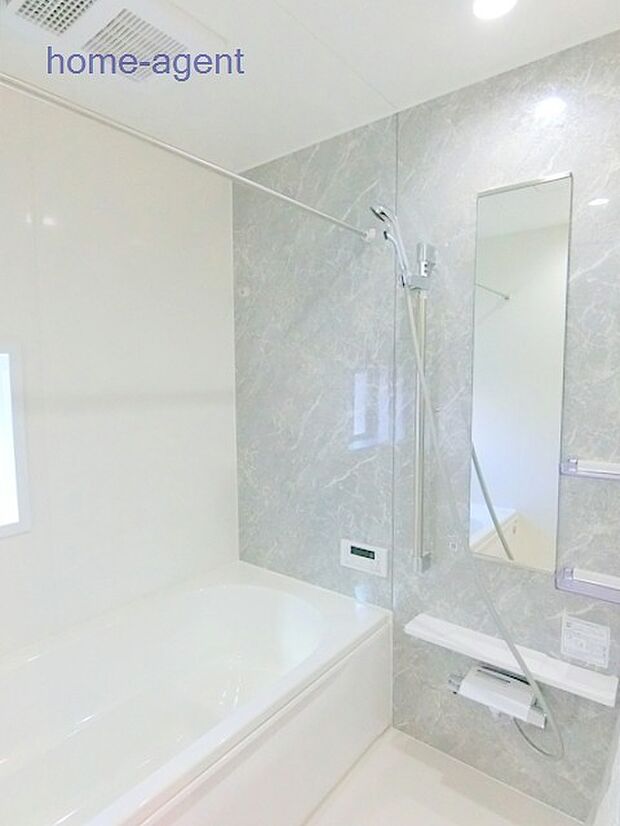 広々とした浴室。浴室乾燥暖房機付きで快適です。