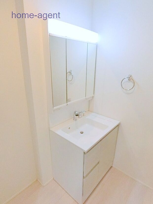 使い勝手の良い三面鏡の洗面台。身支度が捗りますね。