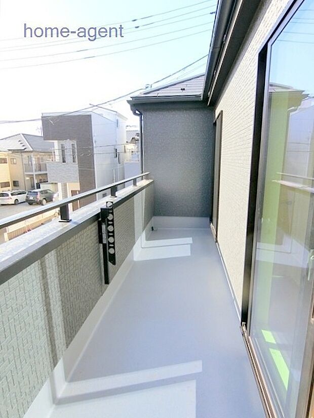 南向きで日当りの良いバルコニーです。
