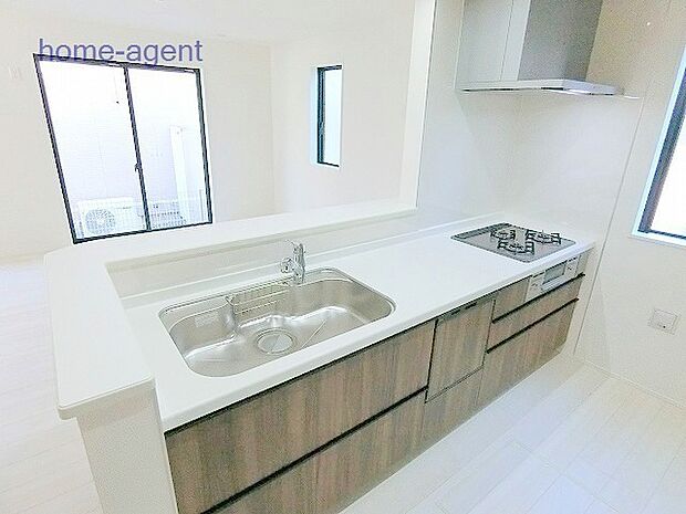 人気の対面キッチン。リビングを見渡し易い仕様で会話も弾みますね。